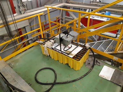 Cleaning oil tank